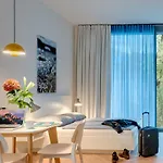 Smartments West 4*